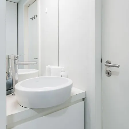 Guestready - Over The Bridge *